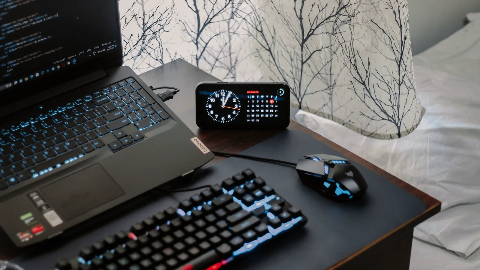 Webcam fixa no topo do monitor em uma mesa de trabalho organizada em casa com iluminação natural