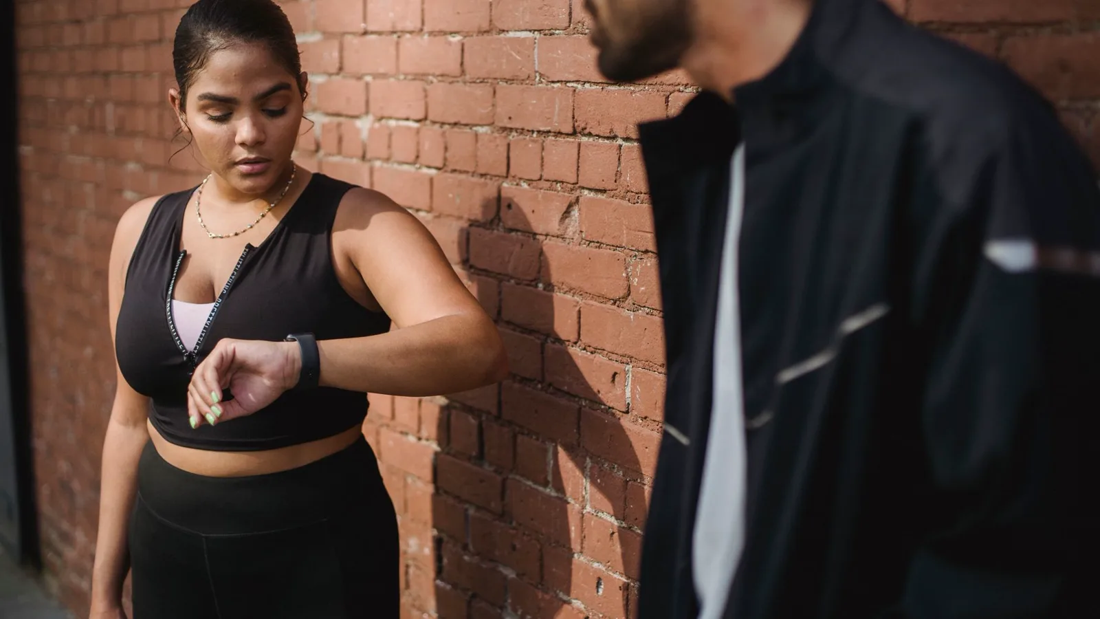 Uma smartband no pulso de um funcionário de padaria brasileira, que está trabalhando atrás do balcão, recebendo uma notificação discreta.